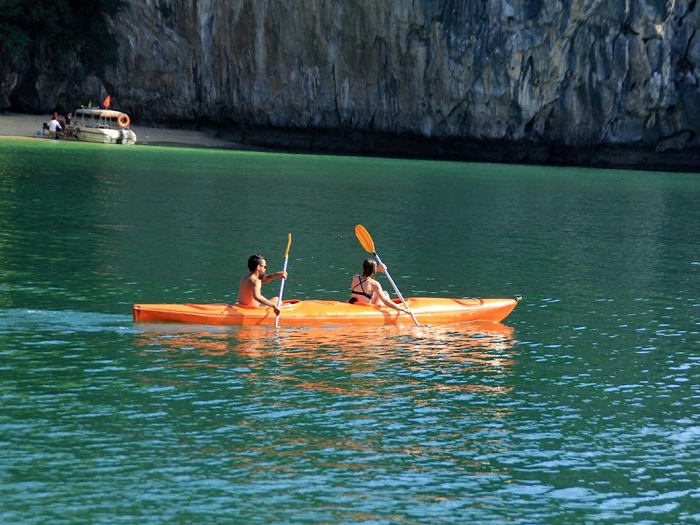 Tổng hợp 10 hoạt động bạn không nên bỏ lỡ tại Vịnh Hạ Long năm 2018 - chèo thuyền kayak khám phá Vịnh Hạ Long