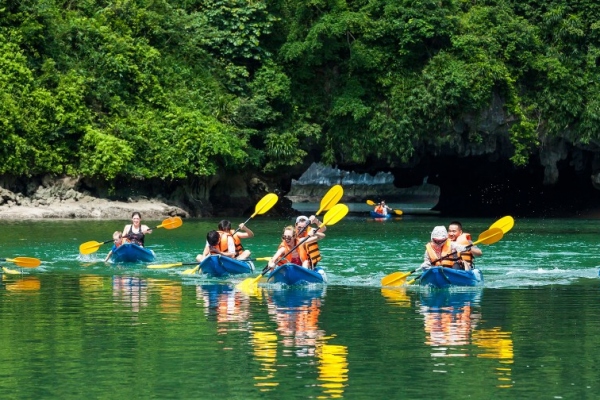 Chèo thuyền kayak ở vịnh Hạ Long thú vị như thế nào?