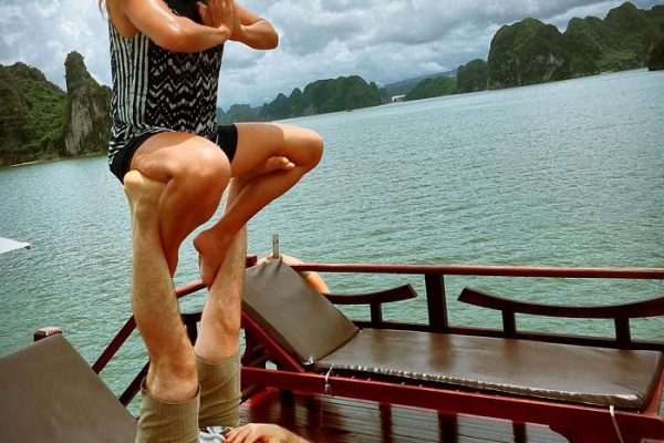 Trải nghiệm yoga & thiền trên du thuyền du ngoạn Vịnh Hạ Long
