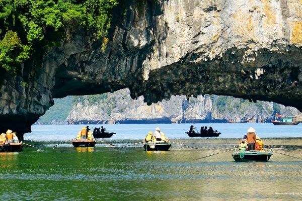Chèo thuyền Kayak khám phá hang Luồn trên Vịnh Hạ Long