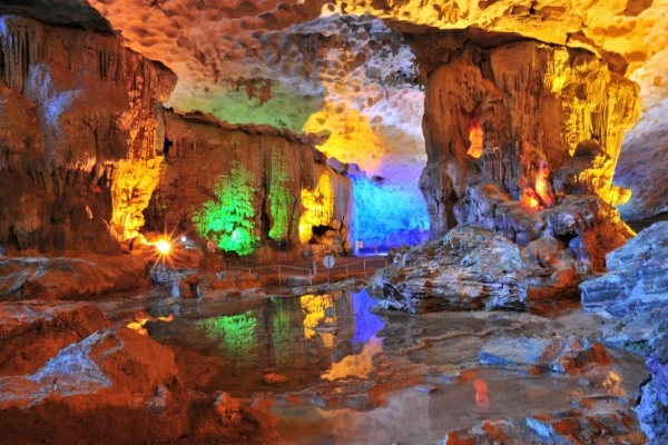 Khám phá 3 hang động đẹp nhất Vịnh Hạ Long