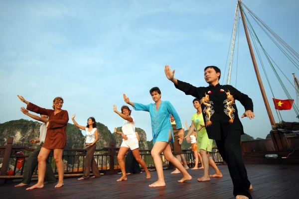 Tận hưởng kỳ nghỉ hè trọn vẹn tren du thuyền Bhaya Hạ Long