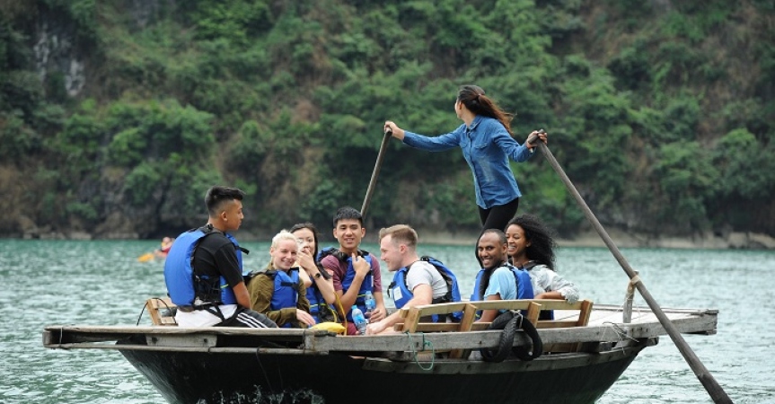 Du lịch nghỉ dưỡng: 5 du thuyền hạ long sang trọng nhất Rowing-bamboo-boat