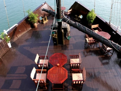 du-thuyen-treasure-junk-sundeck1