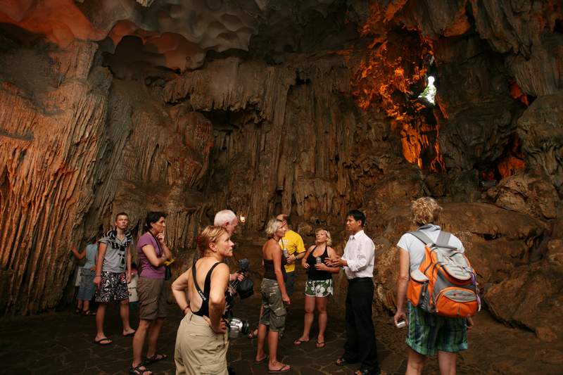 TOP 5 hang động ấn tượng nhất ở vịnh Hạ Long2