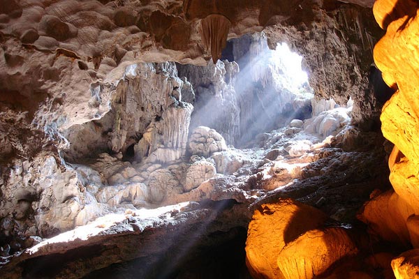 TOP 5 hang động ấn tượng nhất ở vịnh Hạ Long8