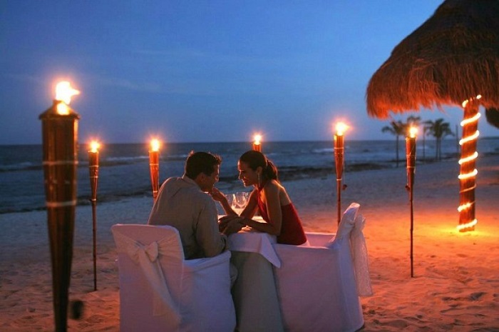 Ăn tối lãng mạn trên bãi biển Vịnh Hạ Long