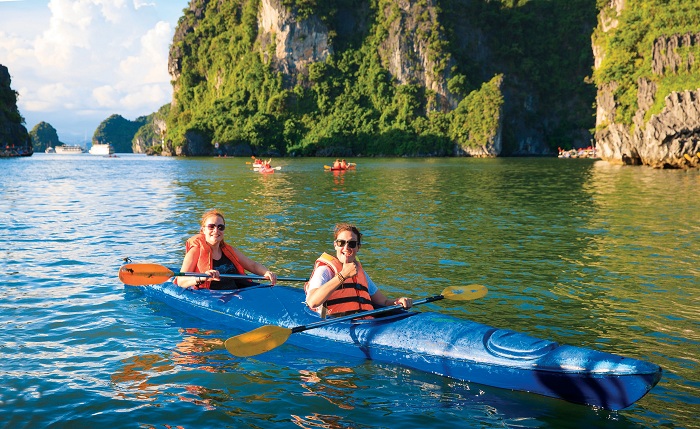 Trải nghiệm những giây phút vui vẻ cùng bạn đồng hành trên chiếc thuyền kayak