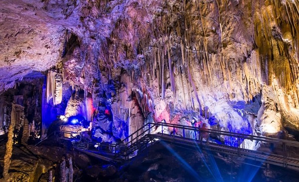 Nhũ đá lung linh huyền ảo dưới ánh đèn màu