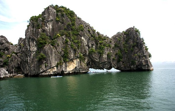 Hòn Yên Ngựa với hình dạng độc đáo