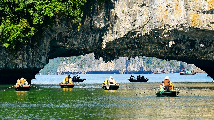 Khám phá hang luồn trên Vịnh Hạ Long bằng thuyền kayak
