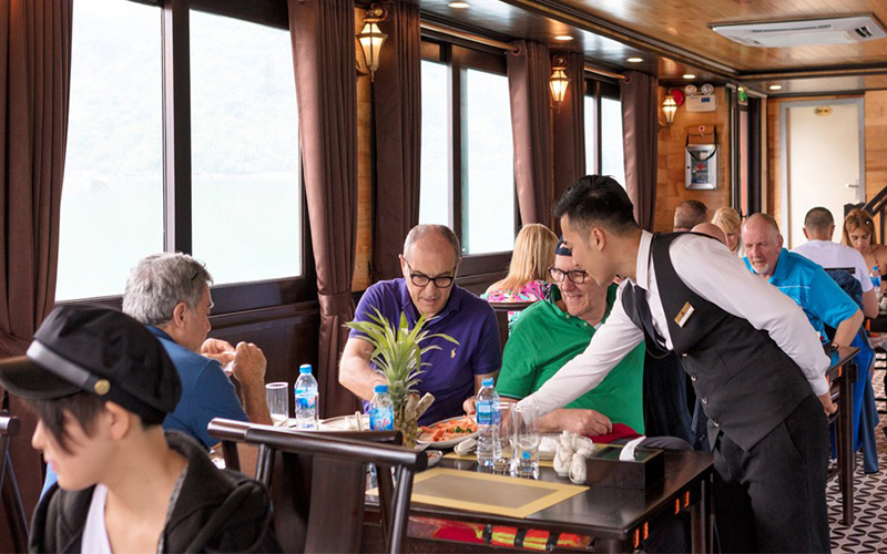 Lua-chon-du-thuyen-vinh-Lan-Ha-sang-trong-cho-tour-trong-ngay-dang-nho