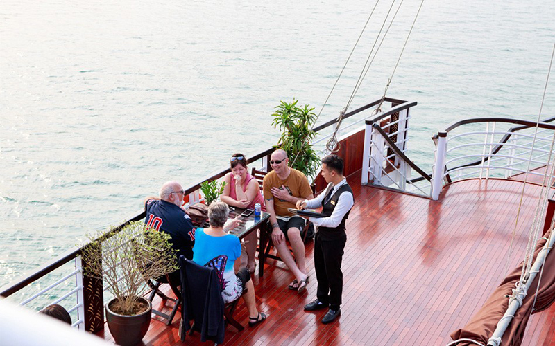 Lua-chon-du-thuyen-vinh-Lan-Ha-sang-trong-cho-tour-trong-ngay-dang-nho